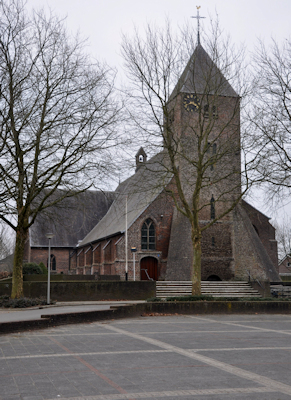 RK kerk Alphen met kerkplein