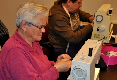 Met de naaimachine aan de slag voor kleine reparaties