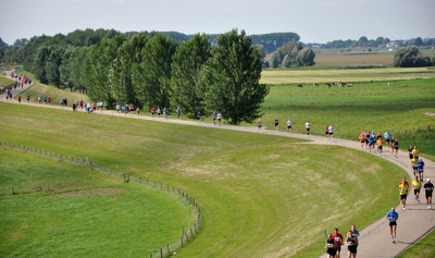 Dijkenloop op dijk bij Beneden Leeuwen