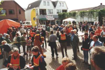Dorpsplein Beneden Leeuwen met bezoekers