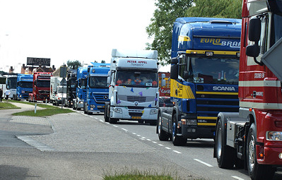 Truckerskonvooi trekt door Her Land van Maas en Waal