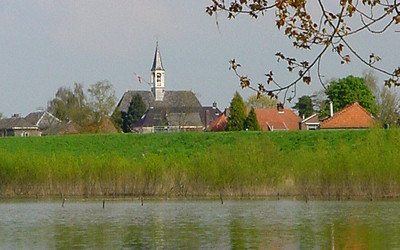 Gezicht op dorp Wamel vanaf de Waaldijk